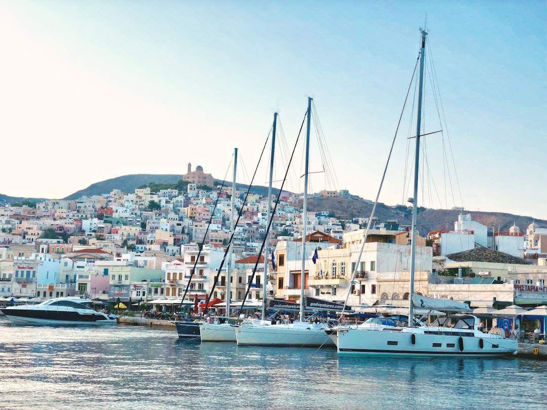 One of the smallest islands of the Cyclades and relatively rural outside the capital, it nevertheless has the highest population since it’s the legal and administrative centre of the entire archipelag