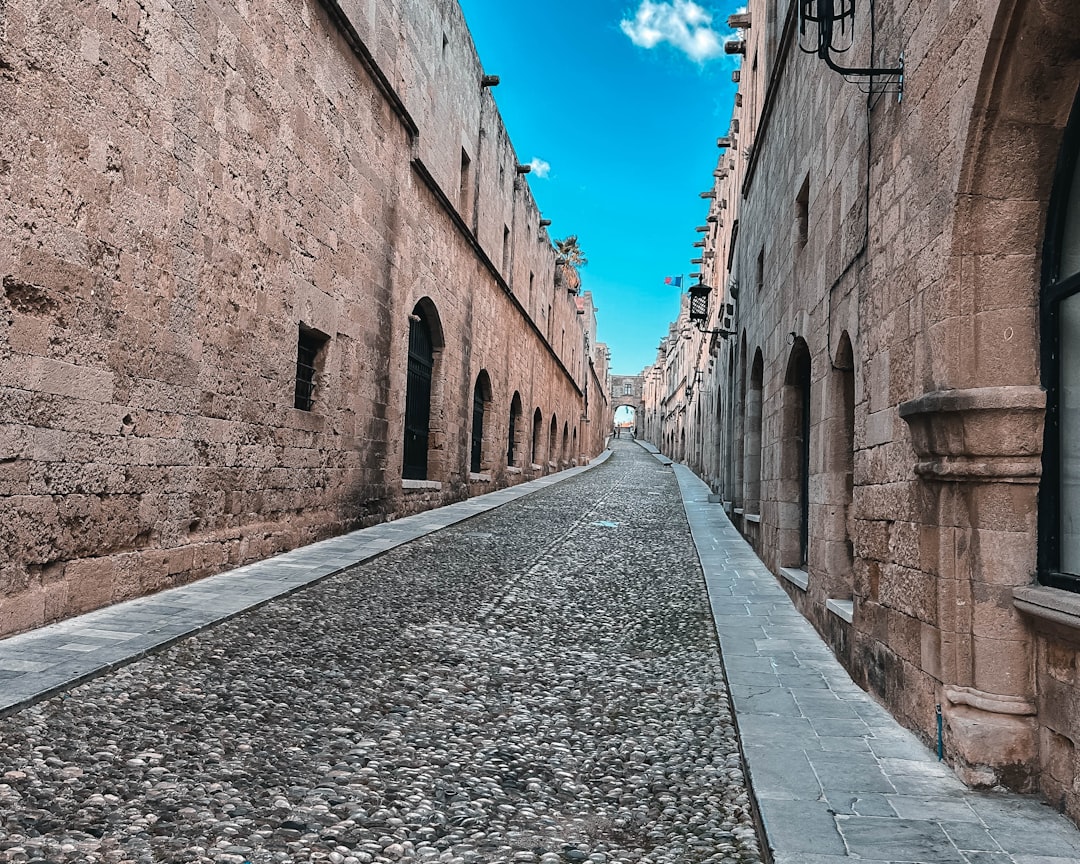 📸 Meander through the charming alleyways of Rhodes' old town, where every cobblestone leads to a culinary delight! Cozy family-run eateries serving up traditional Greek dishes to quaint cafes brewing 
